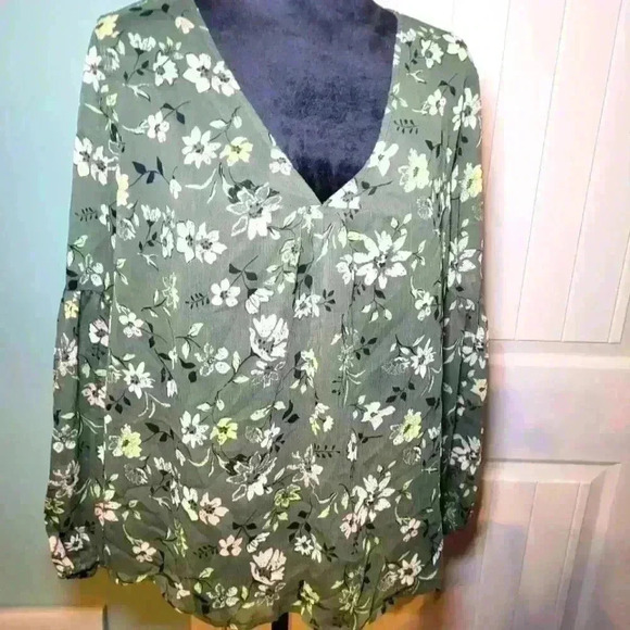 Time and Tru Tops - Time and tru woman's v neck size medium